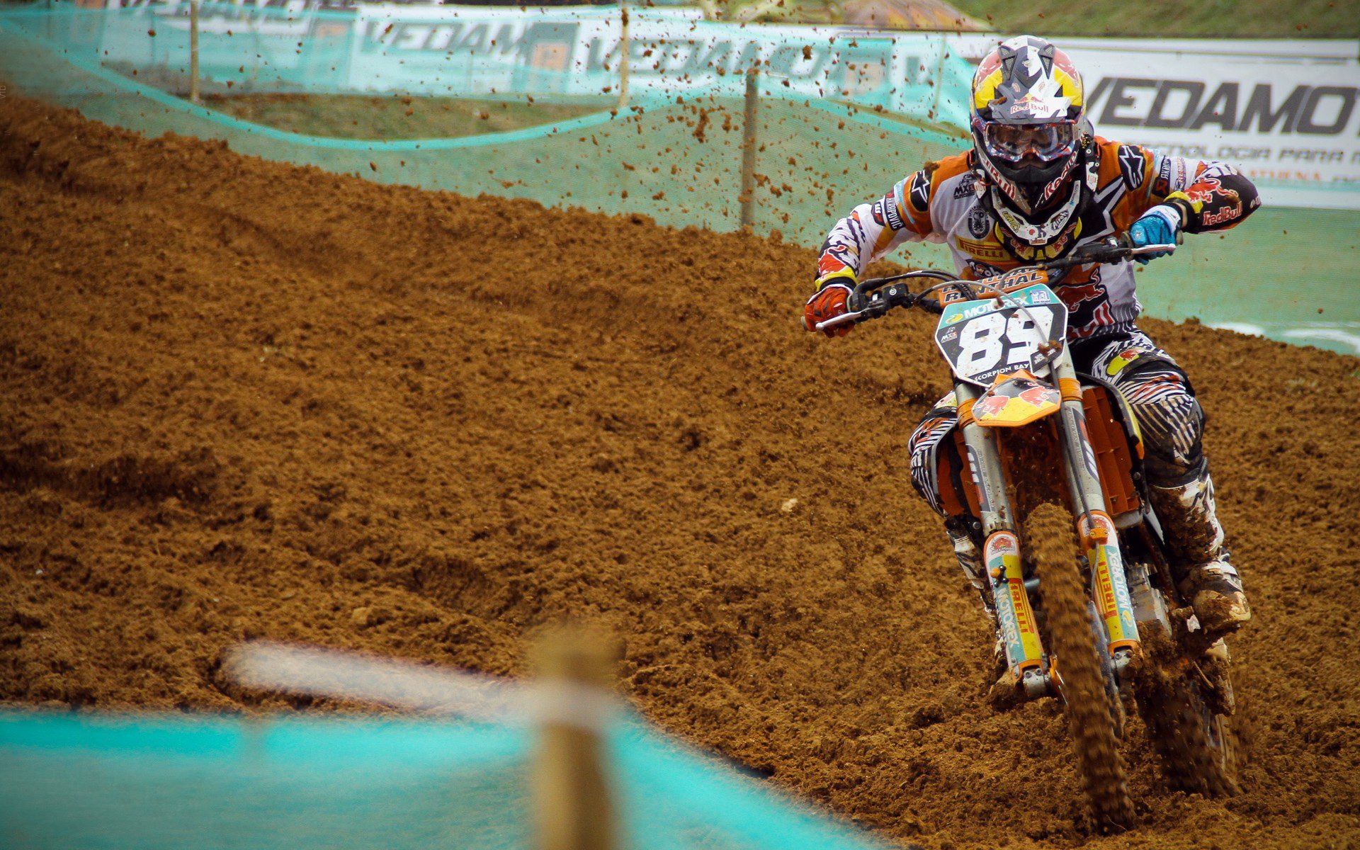 街道狂飙与球场风暴，F1焦点战与勇士打穿开拓者的双重奏